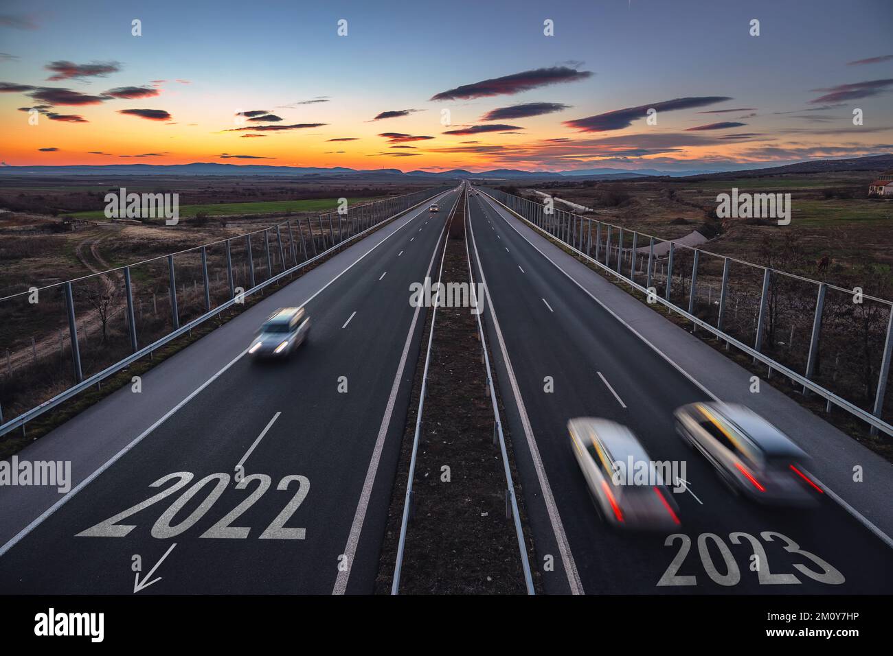 Guida su strada aperta in bella giornata di sole a nuovo anno 2023. Vista aerea dei viaggi e dei trasporti in autostrada. Foto Stock