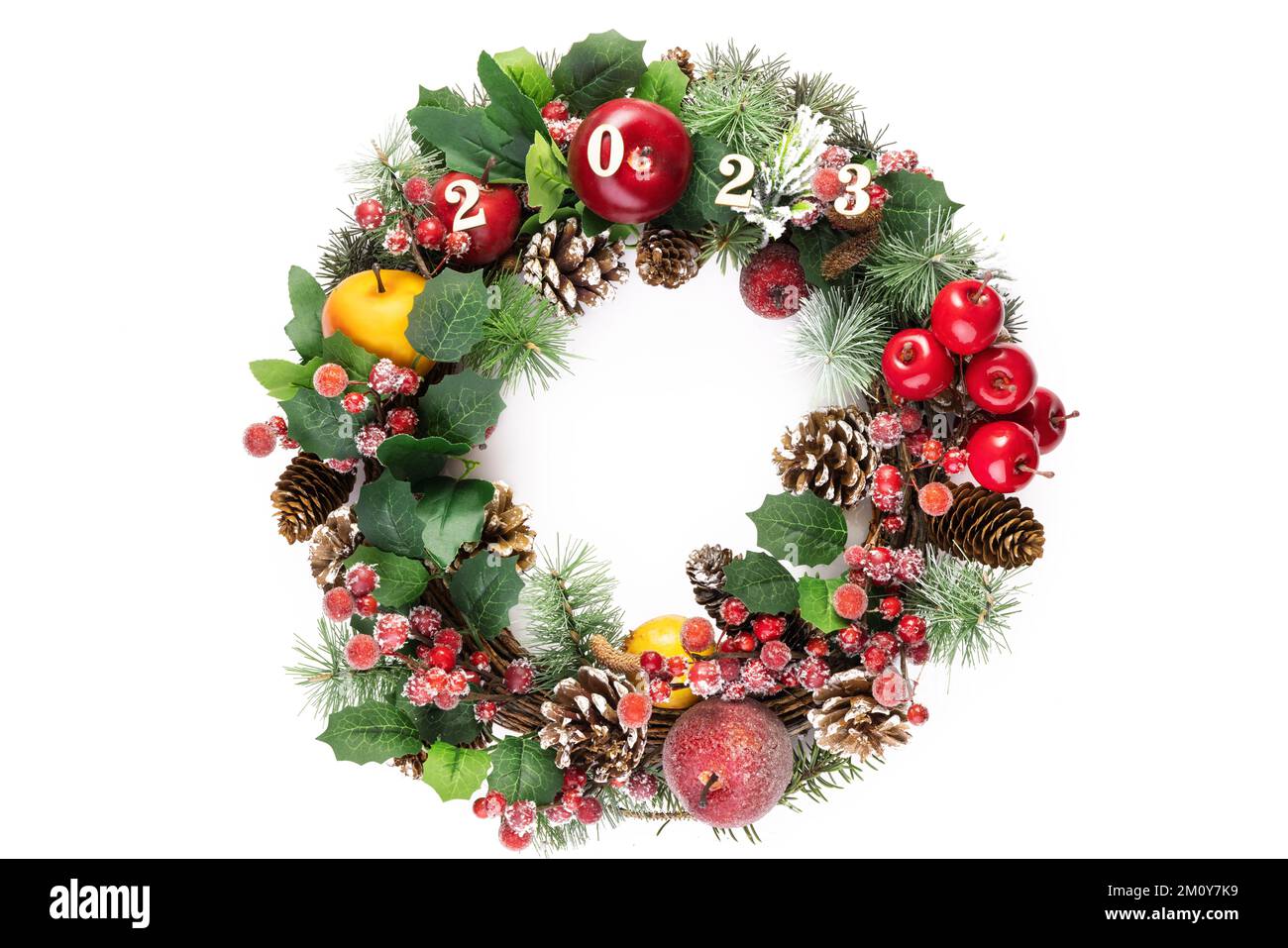 2023 la corona di Natale, la decorazione della casa di Natale, ritagliata, isolata su sfondo bianco Foto Stock