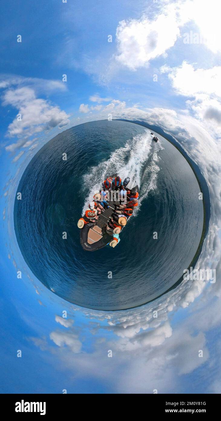 I viaggiatori che esplorano le acque turchesi dell'arcipelago indigeno di Guna Yala nel Mar dei Caraibi a Panama. Foto Stock