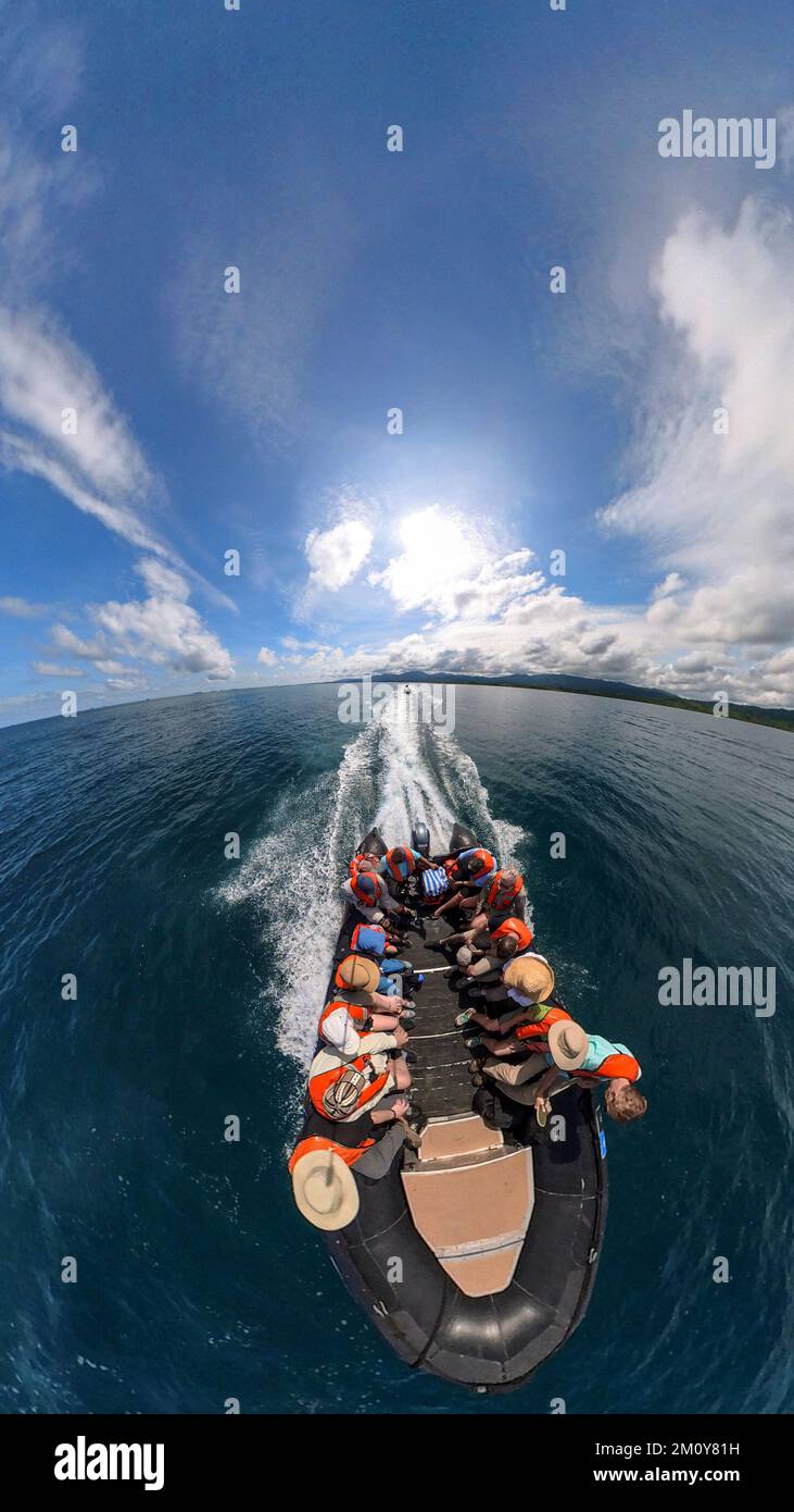 I viaggiatori che esplorano le acque turchesi dell'arcipelago indigeno di Guna Yala nel Mar dei Caraibi a Panama. Foto Stock
