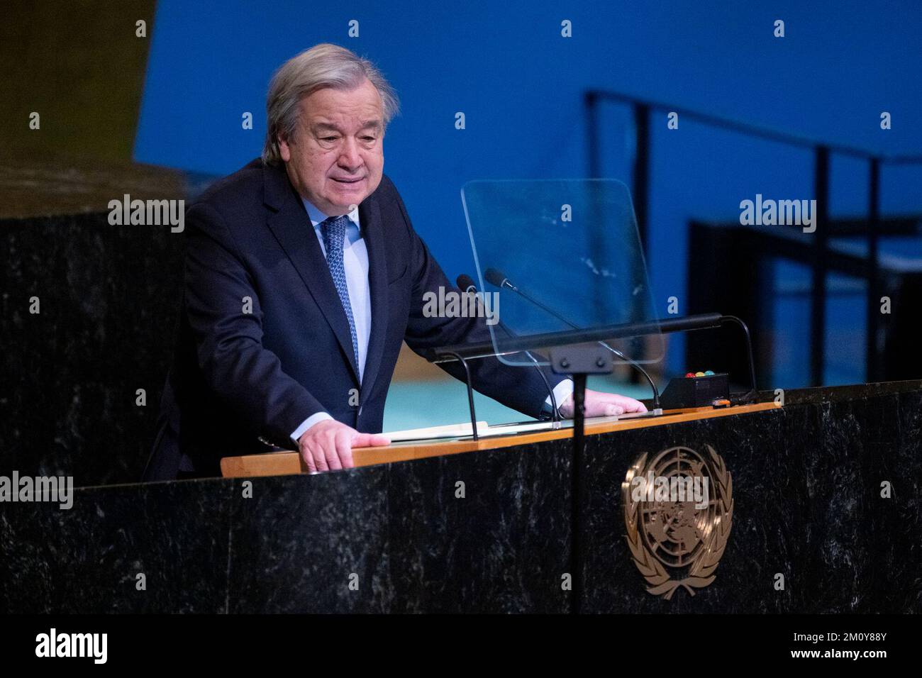 (221208) -- NAZIONI UNITE, 8 dicembre 2022 (Xinhua) -- il Segretario generale delle Nazioni Unite Antonio Guterres si riunisce in una riunione dell'Assemblea generale che ricorda il 40th° anniversario dell'adozione e dell'apertura alla firma della Convenzione delle Nazioni Unite sul diritto del mare, presso la sede centrale delle Nazioni Unite a New York, il 8 dicembre 2022. Poiché l'oceano è "in uno stretto terribile", la storica Convenzione delle Nazioni Unite sul diritto del mare adottata 40 anni fa è più importante che mai, ha affermato giovedì il Segretario generale delle Nazioni Unite Antonio Guterres. (Eskinder Debebe/una foto/Handout via Xinhua) Foto Stock