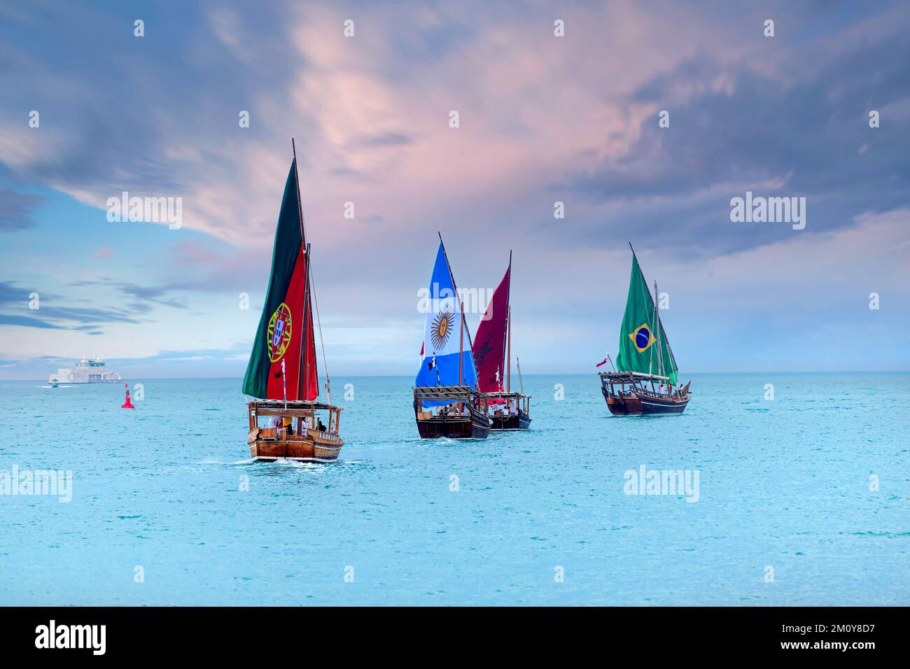 Doha, Qatar - 06 dicembre 2022: Dhow Boat a Corniche Beach Doha con la bandiera delle squadre di calcio. Coppa del mondo FIFA Qatar 2022 Foto Stock