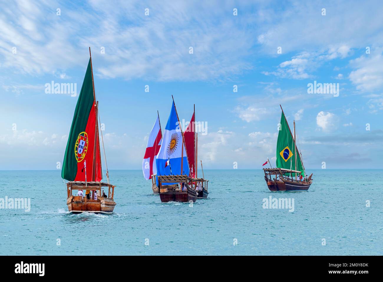 Doha, Qatar - 06 dicembre 2022: Dhow Boat a Corniche Beach Doha con la bandiera delle squadre di calcio. Coppa del mondo FIFA Qatar 2022 Foto Stock