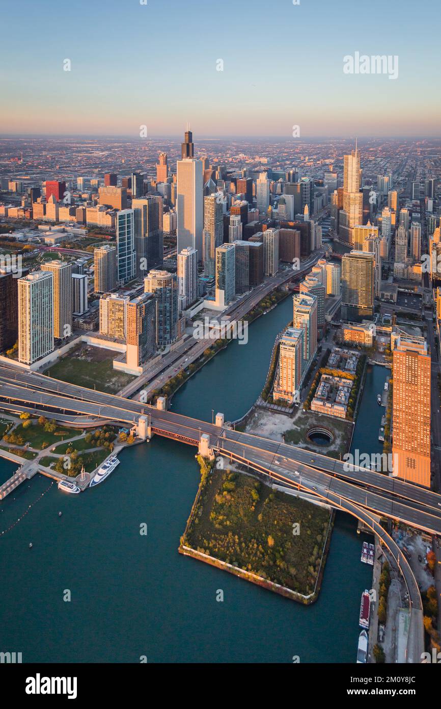 Chicago River - Skyline Aerial all'alba Foto Stock