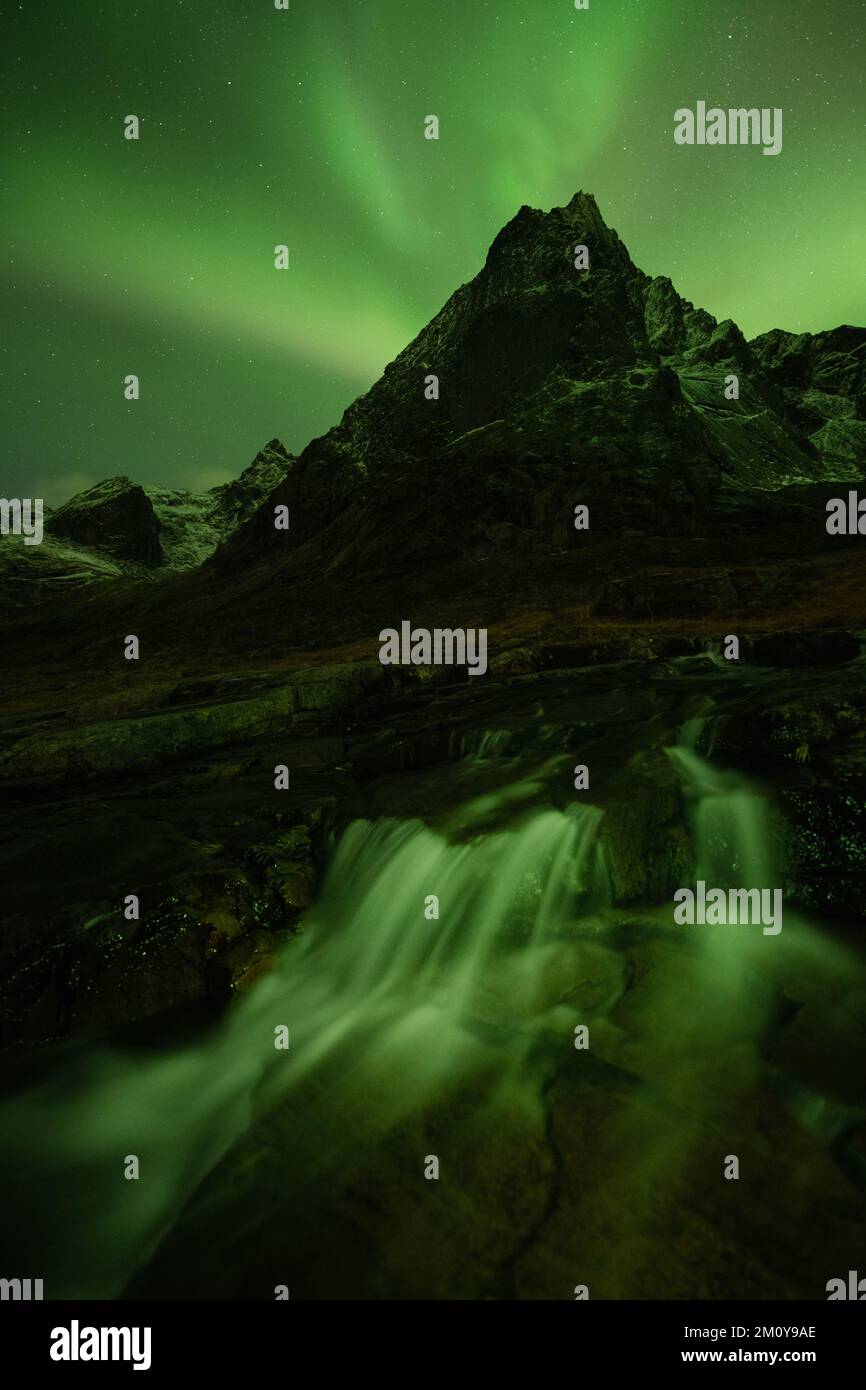 All'aurora boreale su Stortinden, Isole Lofoten, Norvegia Foto Stock