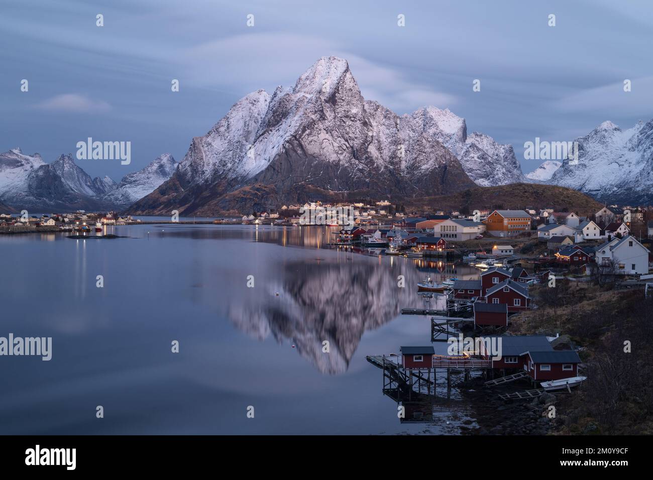 La montagna di Olstind si riflette nel porto di Reine, Isole Lofoten, Norvegia Foto Stock
