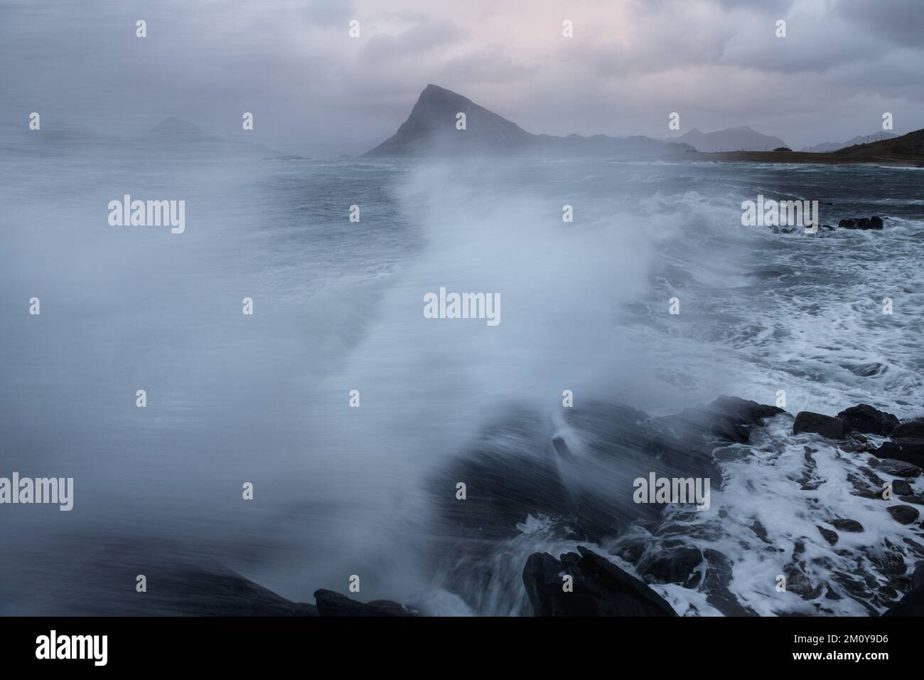 Onde che si infrangono sulla costa a Storsandnes, Isole Lofoten, Norvegia Foto Stock