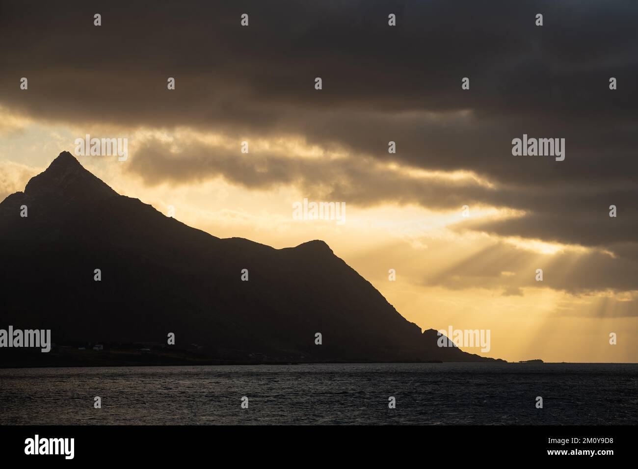 Raggi di luce dietro Skottind, Isole Lofoten, Norvegia Foto Stock
