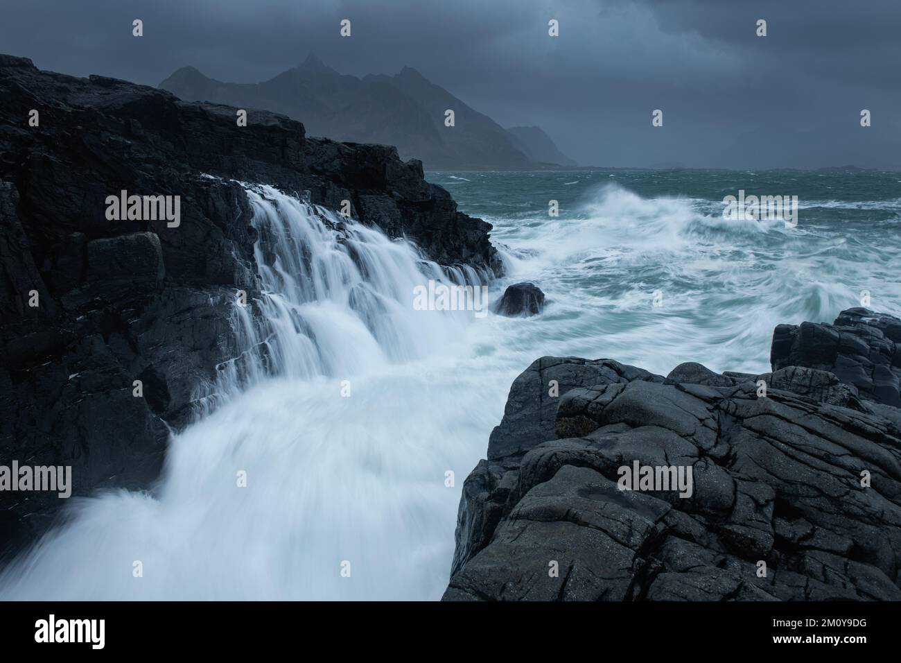 Onde che si schiantano sulle rocce, Isole Lofoten, Norvegia Foto Stock