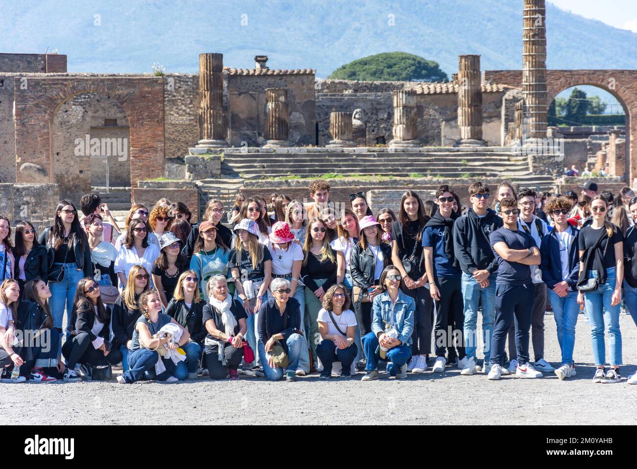 Gruppo di studenti che propongono per la foto, il Foro, l'Antica Città di Pompei, Pompei, Città Metropolitana di Napoli, Regione Campania, Italia Foto Stock