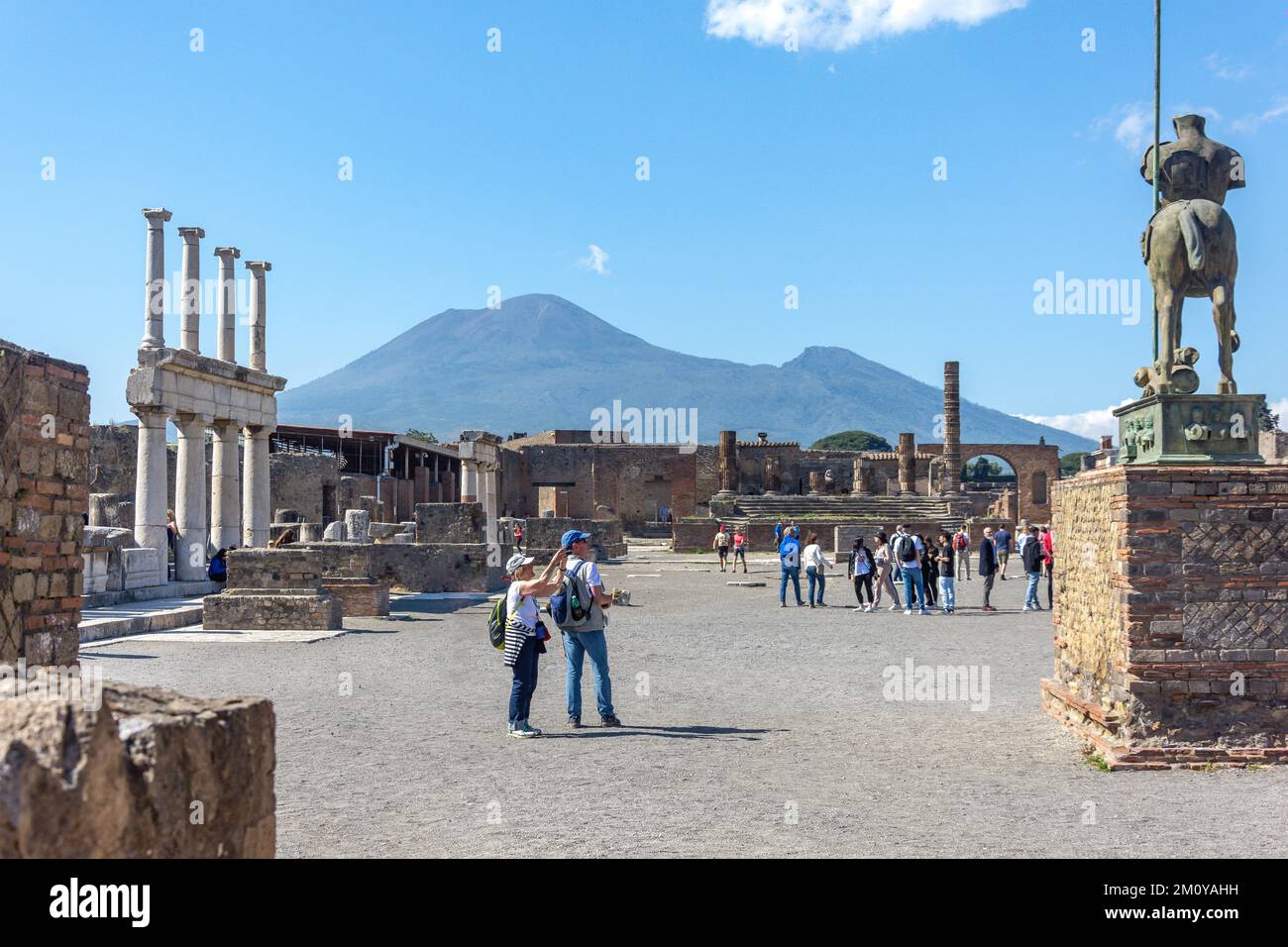 Statua del Centauro con il Vesuvio alle spalle, il Foro, l'Antica Città di Pompei, Pompei, Città Metropolitana di Napoli, Regione Campania, Italia Foto Stock