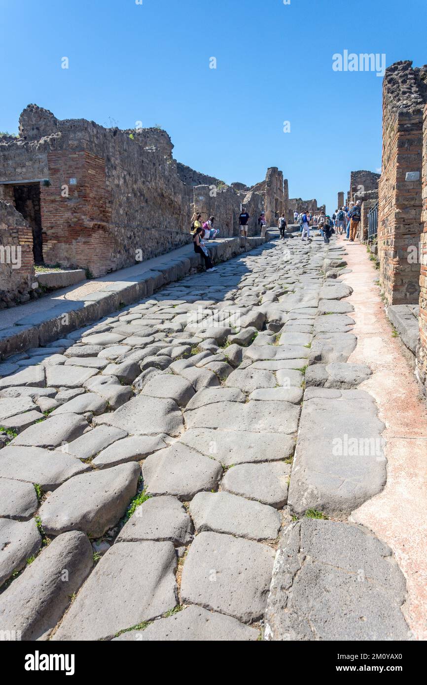 Via dell'Abbondanza (strada principale), Antica Città di Pompei, Pompei, Città Metropolitana di Napoli, Regione Campania, Italia Foto Stock