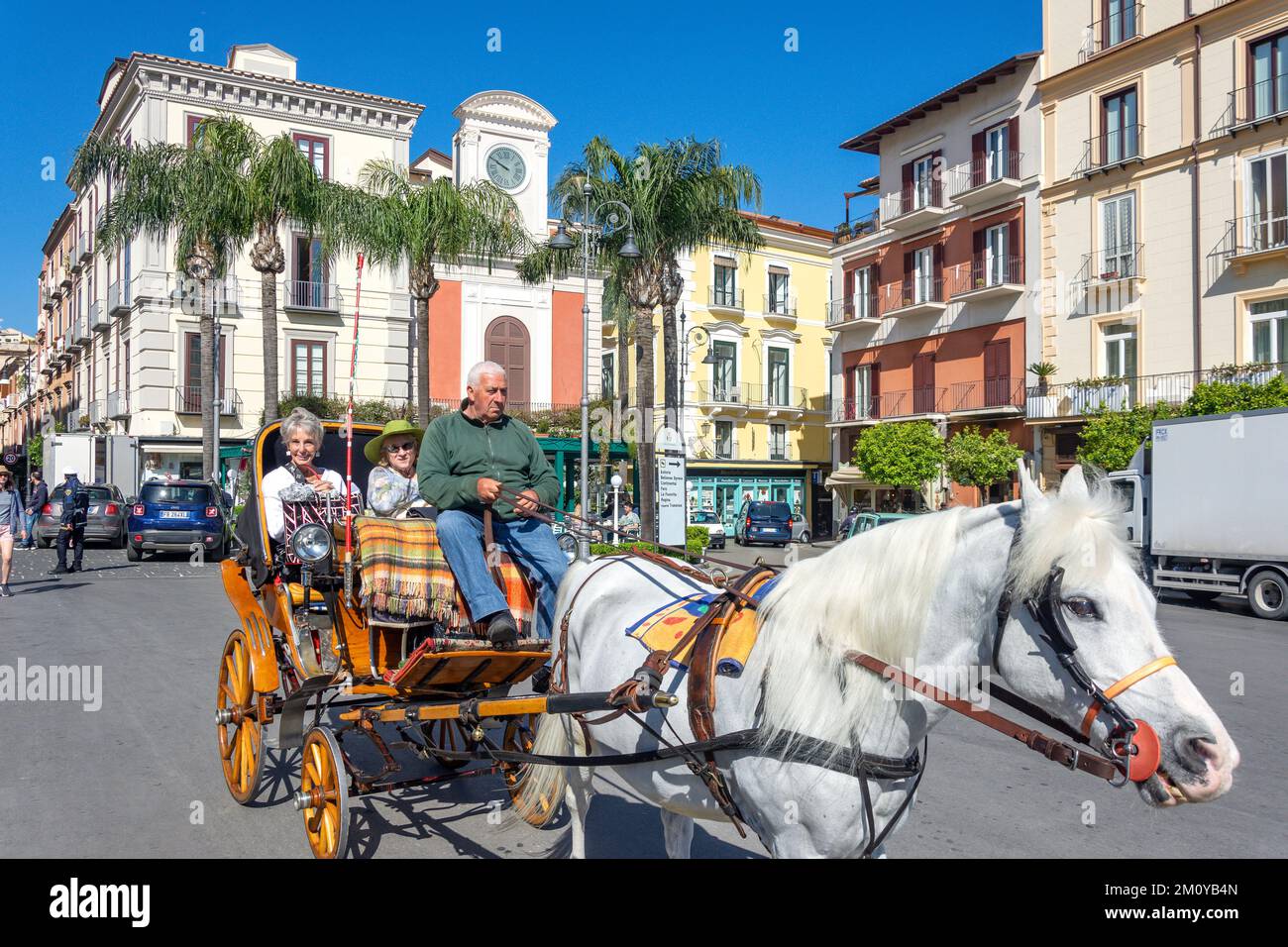 Giro in carrozza attraverso Piazza tasso, Sorrento (Surriento), Campania, Italia Foto Stock