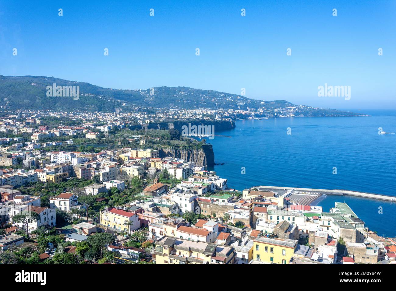 Vista costiera della Penisola Sorrentina, Baia di Napoli, Regione Campania, Italia Foto Stock