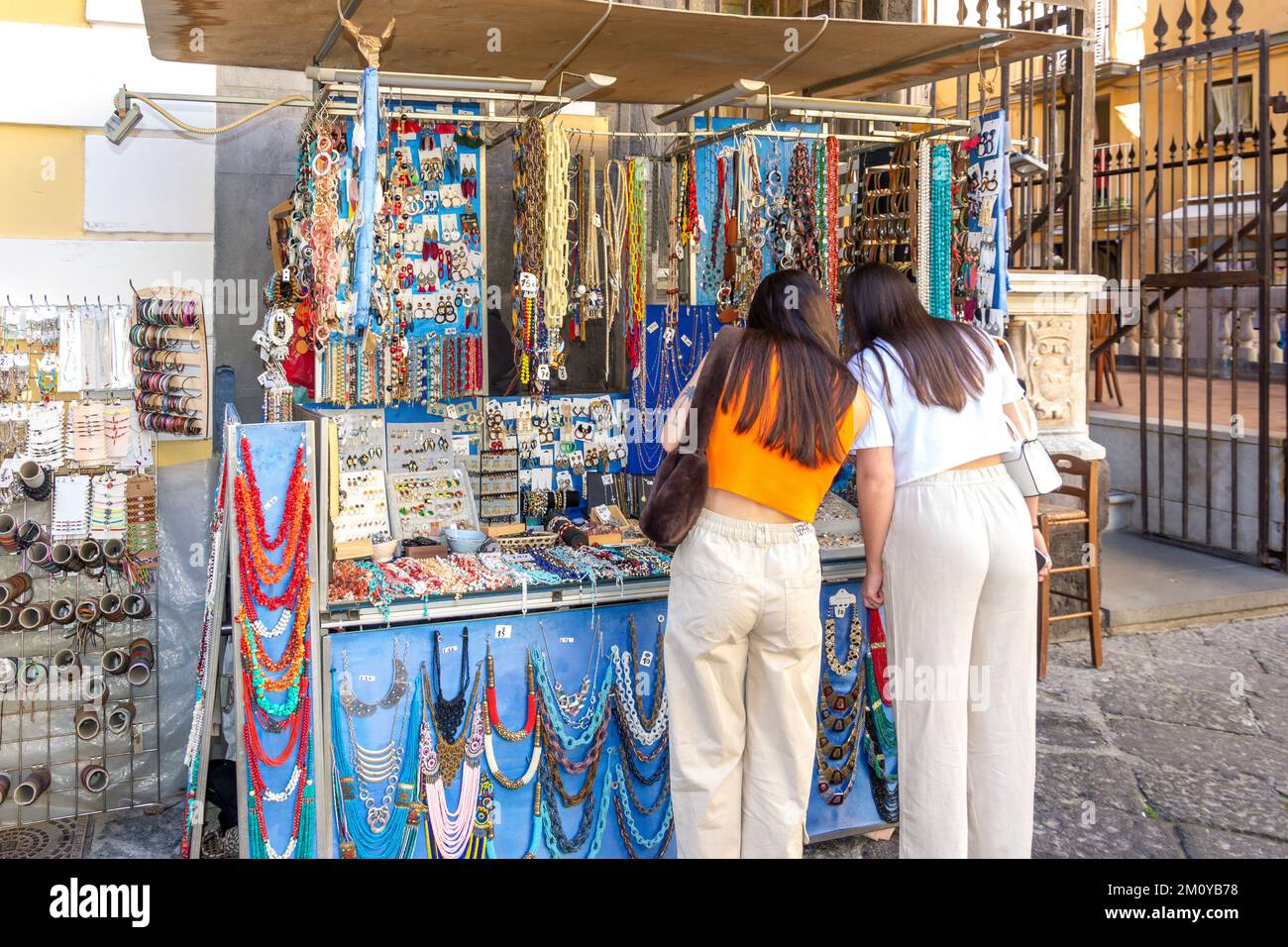 Giovani donne che guardano la gioielleria, Via S. Cesareo, Sorrento (Surriento), Campania, Italia Foto Stock