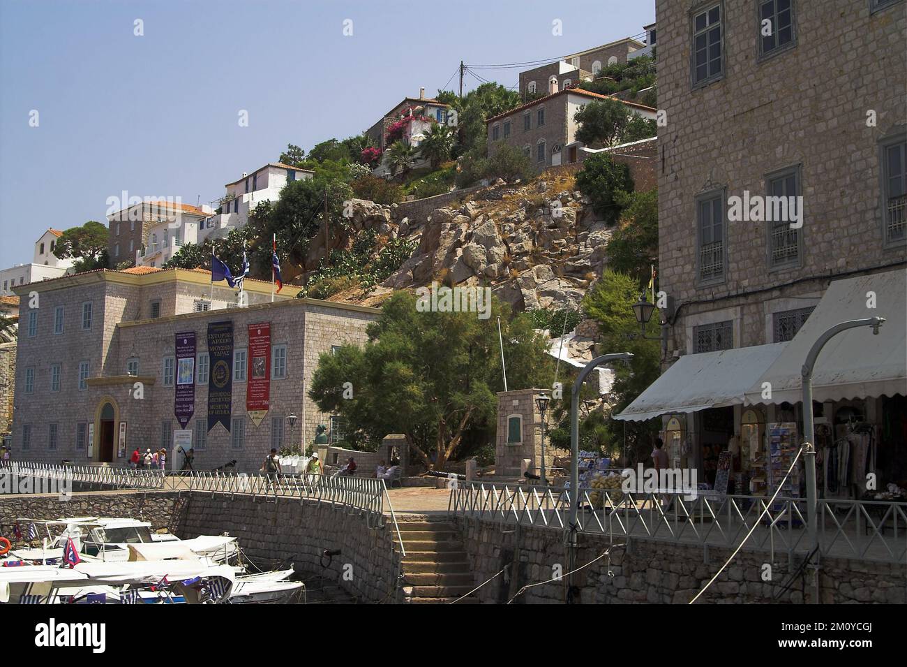 Hydra, Idra, Ύδρα, Grecja, Grecia, Griechenland; negozio di articoli da regalo sul lungomare, città collinare; Souvenirladen am Wasser, Stadt in Hügellage; 海濱禮品店，山坡小鎮；Nabrzeże Foto Stock