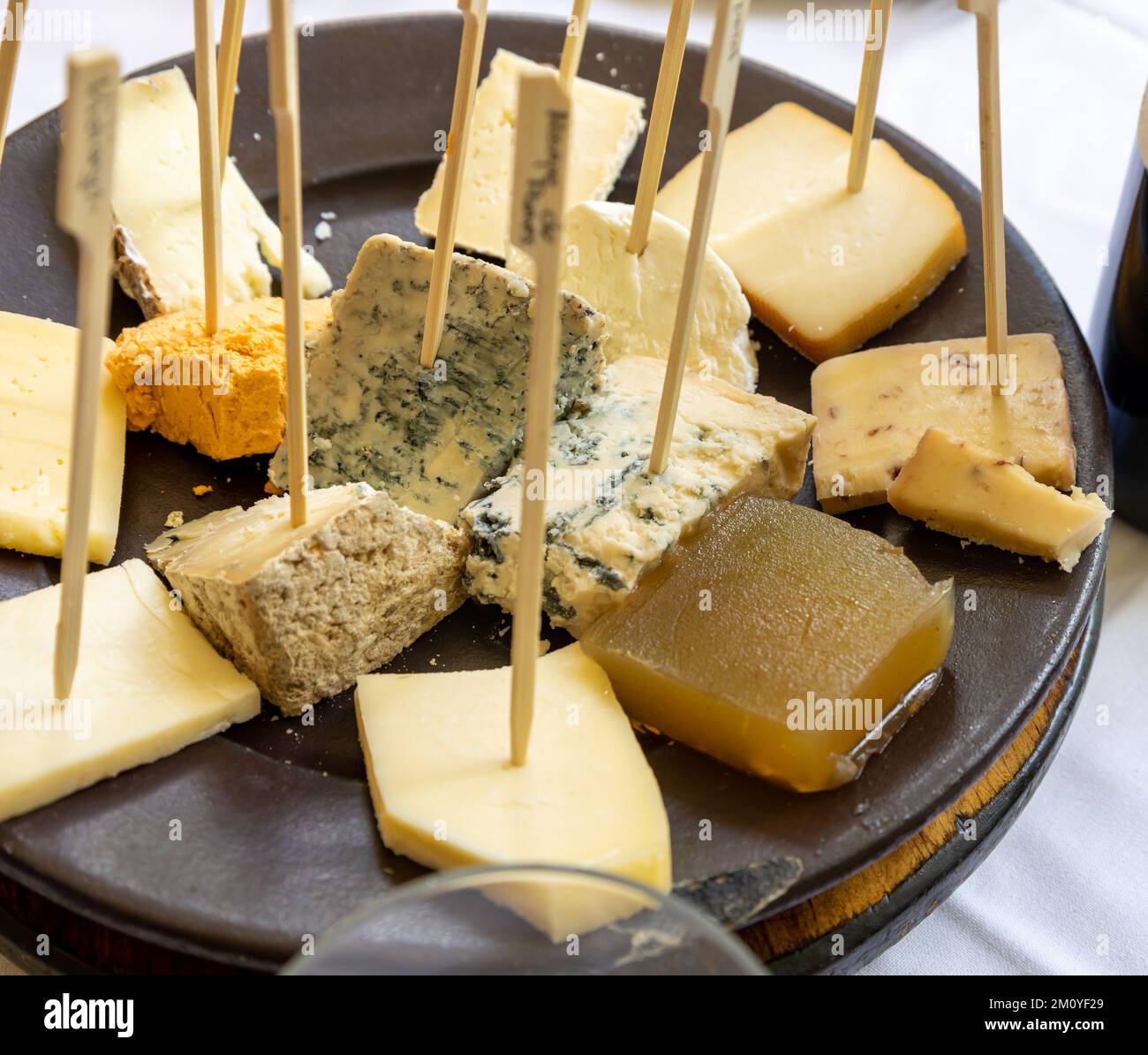 Piatto con numerose porzioni di diversi formaggi asturiani. Cibo a base di latte proveniente dalle Asturie. Foto Stock