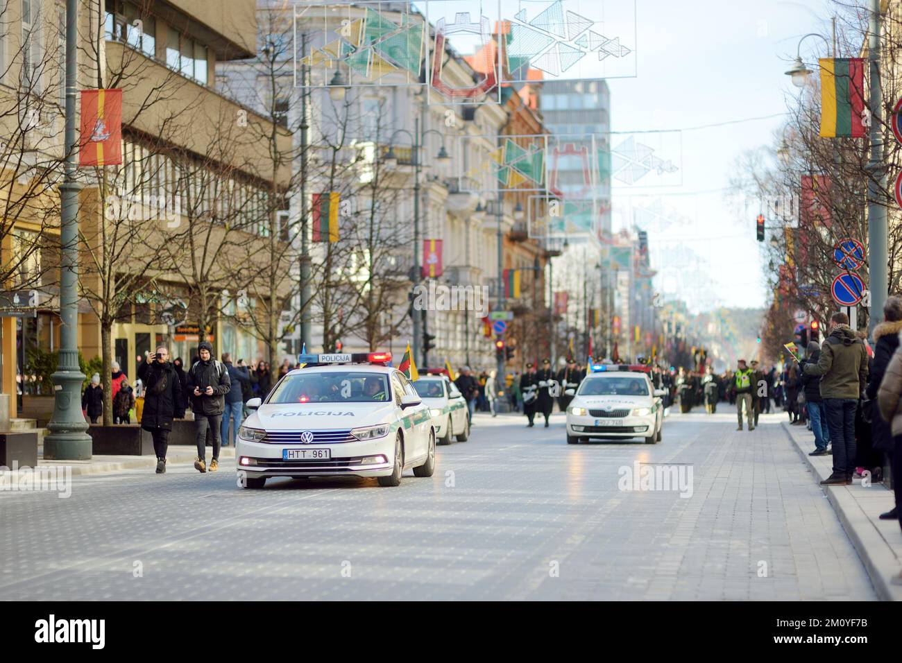 VILNIUS, LITUANIA - 11 MARZO 2022: Tre auto della polizia che conducono la parata festosa mentre la Lituania ha segnato il 32th° anniversario del suo ripristino dell'indipendenza Foto Stock