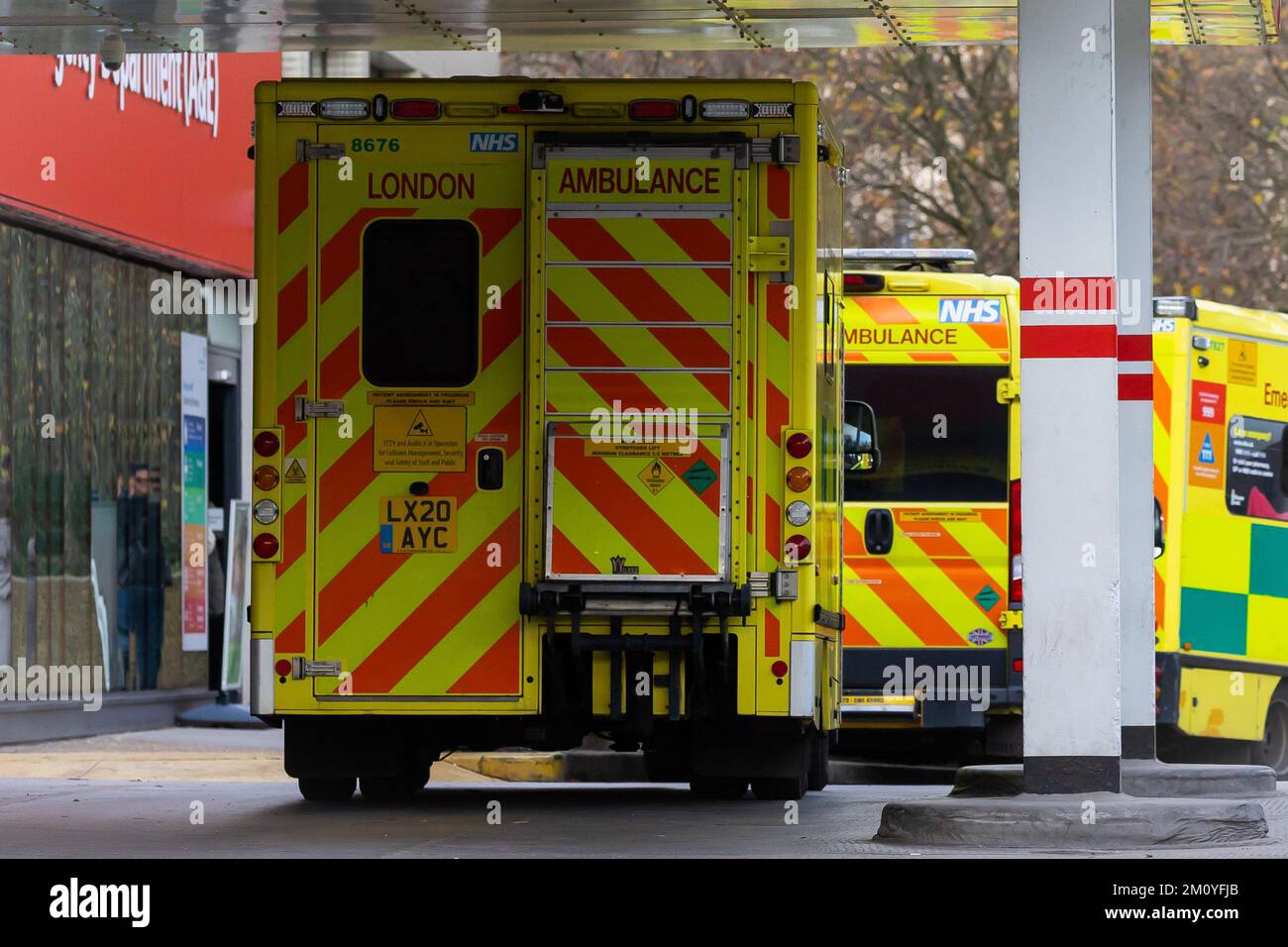 Londra, Regno Unito. 07th Dec, 2022. Ambulanze appartenenti al London Ambulance Service sono viste parcheggiate presso il St Thomas' Hospital. Più di 10.000 membri del personale dell'ambulanza dell'NHS provenienti da nove società ospedaliere dell'NHS in Inghilterra e Galles saranno presenti il 21 dicembre in una disputa sulla retribuzione, ha annunciato il sindacato GMB. Credit: SOPA Images Limited/Alamy Live News Foto Stock