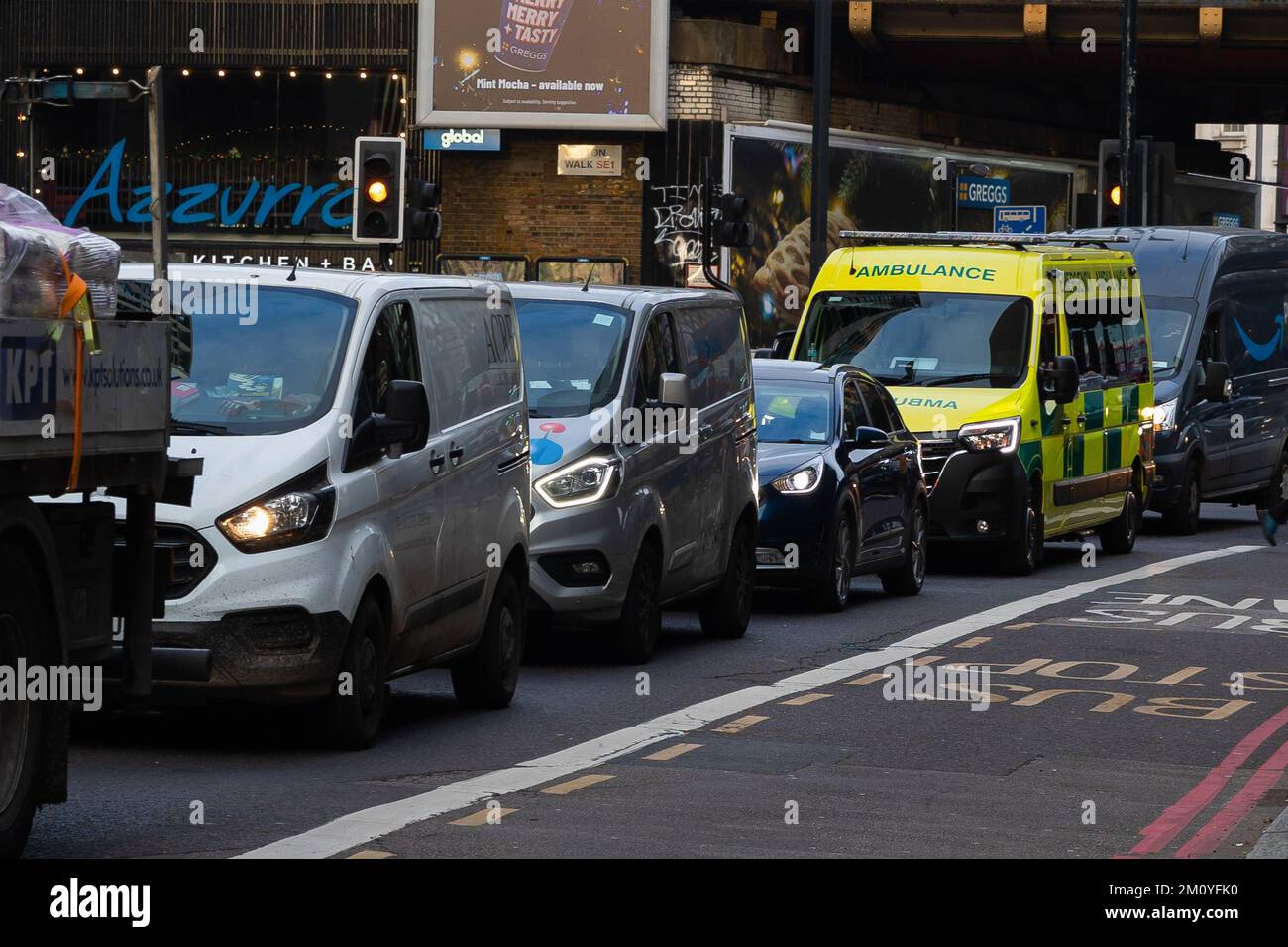 Londra, Regno Unito. 07th Dec, 2022. Un'ambulanza appartenente al London Ambulance Service attende nel traffico. Più di 10.000 membri del personale dell'ambulanza dell'NHS provenienti da nove società ospedaliere dell'NHS in Inghilterra e Galles saranno presenti il 21 dicembre in una disputa sulla retribuzione, ha annunciato il sindacato GMB. Credit: SOPA Images Limited/Alamy Live News Foto Stock