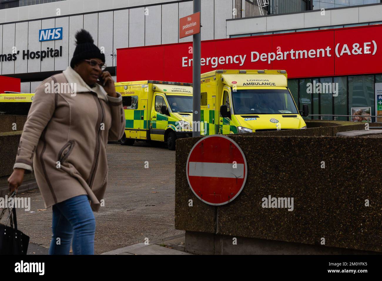 Londra, Regno Unito. 07th Dec, 2022. Una donna passa accanto al St Thomas' Hospital/ più di 10.000 dipendenti dell'ambulanza NHS provenienti da nove società ospedaliere dell'NHS in Inghilterra e Galles saranno usciti il 21 dicembre in una disputa sulla retribuzione, il sindacato GMB ha annunciato. Credit: SOPA Images Limited/Alamy Live News Foto Stock