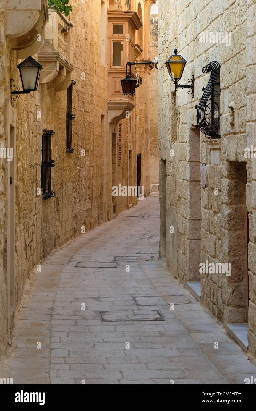 Uno stretto vicolo tortuoso della Città silenziosa - Mdina, Malta Foto Stock