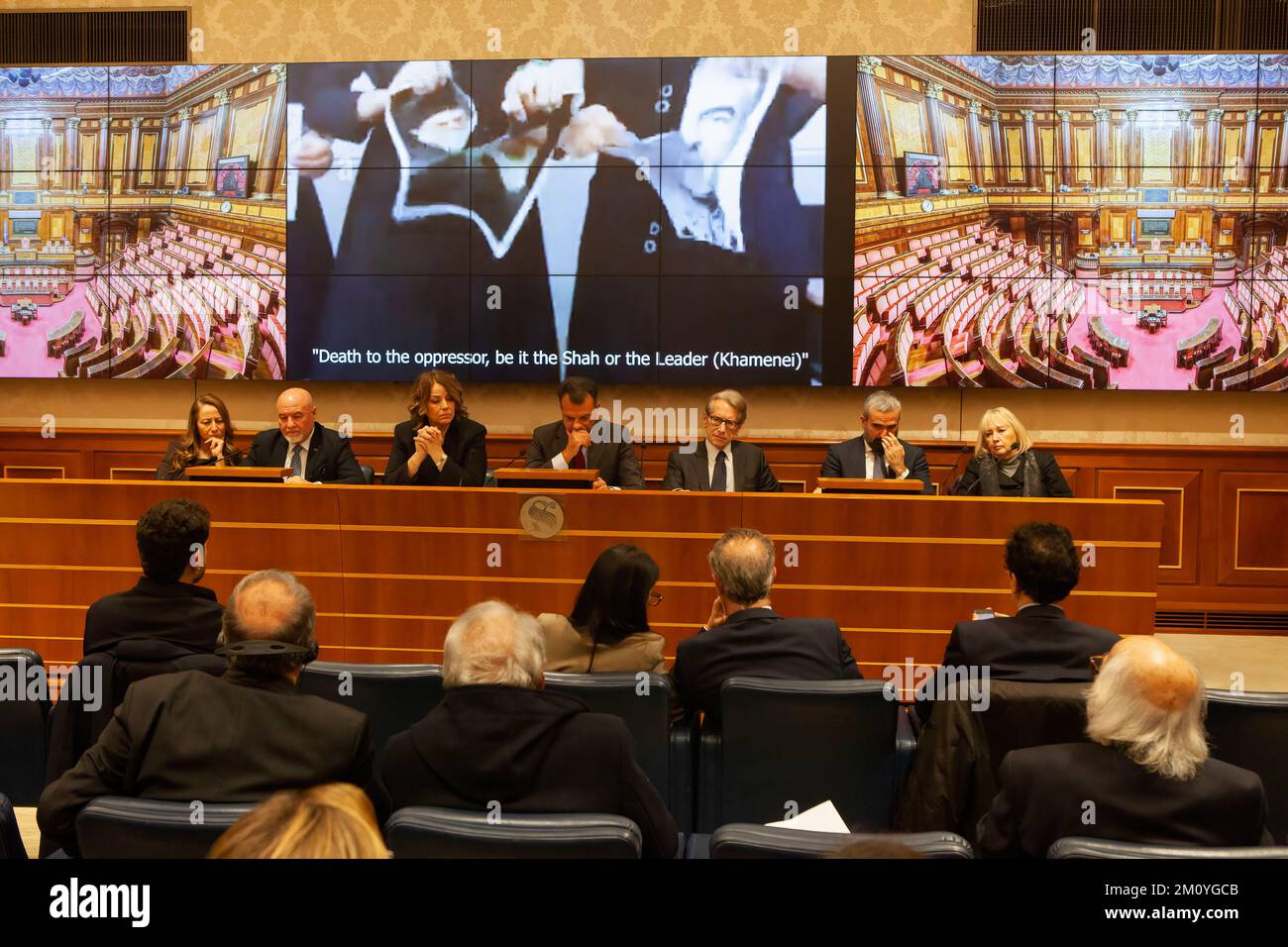 Roma, Italia. 07th Dec, 2022. Sullo schermo, l'immagine degli studenti iraniani che dicono No ai dittatori, allo Shah e ai Khamenei. Legislatori italiani che sostengono la rivolta nazionale iraniana e la resistenza iraniana in una conferenza al Senato italiano. Credit: SOPA Images Limited/Alamy Live News Foto Stock