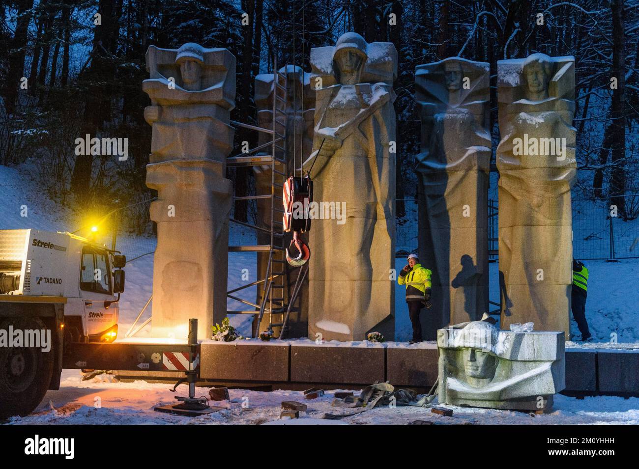 Vilnius, Lituania, 6th dicembre 2022, i lavoratori smantellano il monumento dei soldati dell'esercito rosso sovietico nel cimitero di Antakalnis a Vilnius. Il memoriale, costruito nel 1984, fu dedicato ai soldati dell'Armata Rossa che morirono durante la liberazione di Vilnius dagli invasori nazisti durante la seconda guerra mondiale. Il 6th dicembre 2022 è iniziato lo smantellamento del monumento nonostante le misure provvisorie imposte dal Comitato per i diritti umani delle Nazioni Unite dopo una petizione firmata da pochi "etnia russa”. L'ambasciata russa in Lituania ha definito la rimozione del monumento una "beffa barbarica” e ha chiamato "per valutare questo de Foto Stock