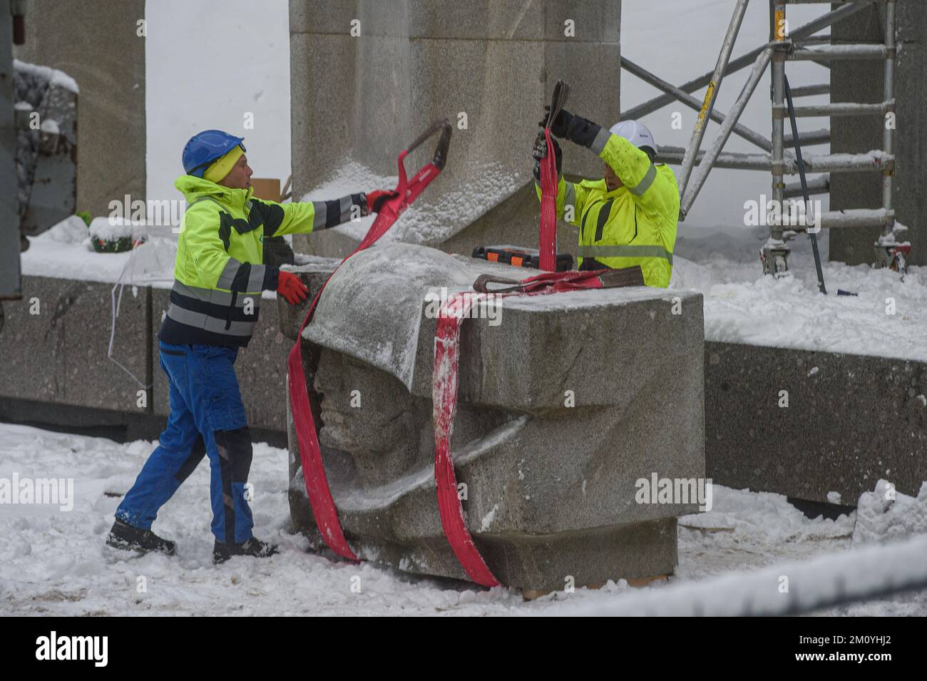 Vilnius, Lituania, 6th dicembre 2022, i lavoratori smantellano il monumento dei soldati dell'esercito rosso sovietico nel cimitero di Antakalnis a Vilnius. Il memoriale, costruito nel 1984, fu dedicato ai soldati dell'Armata Rossa che morirono durante la liberazione di Vilnius dagli invasori nazisti durante la seconda guerra mondiale. Il 6th dicembre 2022 è iniziato lo smantellamento del monumento nonostante le misure provvisorie imposte dal Comitato per i diritti umani delle Nazioni Unite dopo una petizione firmata da pochi "etnia russa”. L'ambasciata russa in Lituania ha definito la rimozione del monumento una "beffa barbarica” e ha chiamato "per valutare questo de Foto Stock