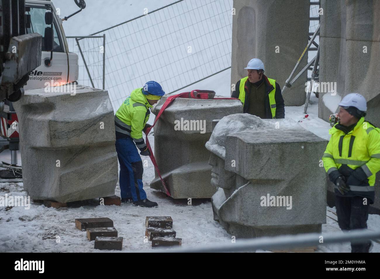 Gli operai smantellano il monumento dei soldati dell'Armata Rossa Sovietica al cimitero di Antakalnis a Vilnius. Il memoriale, costruito nel 1984, fu dedicato ai soldati dell'Armata Rossa che morirono durante la liberazione di Vilnius dagli invasori nazisti durante la seconda guerra mondiale. Il 6th dicembre 2022 è iniziato lo smantellamento del monumento nonostante le misure provvisorie imposte dal Comitato per i diritti umani delle Nazioni Unite dopo una petizione firmata da pochi "etnia russa”. L'ambasciata russa in Lituania ha definito la rimozione del monumento una "beffa barbarica” e ha chiamato "a valutare questa disattenzione dimostrativa per le decisioni o Foto Stock