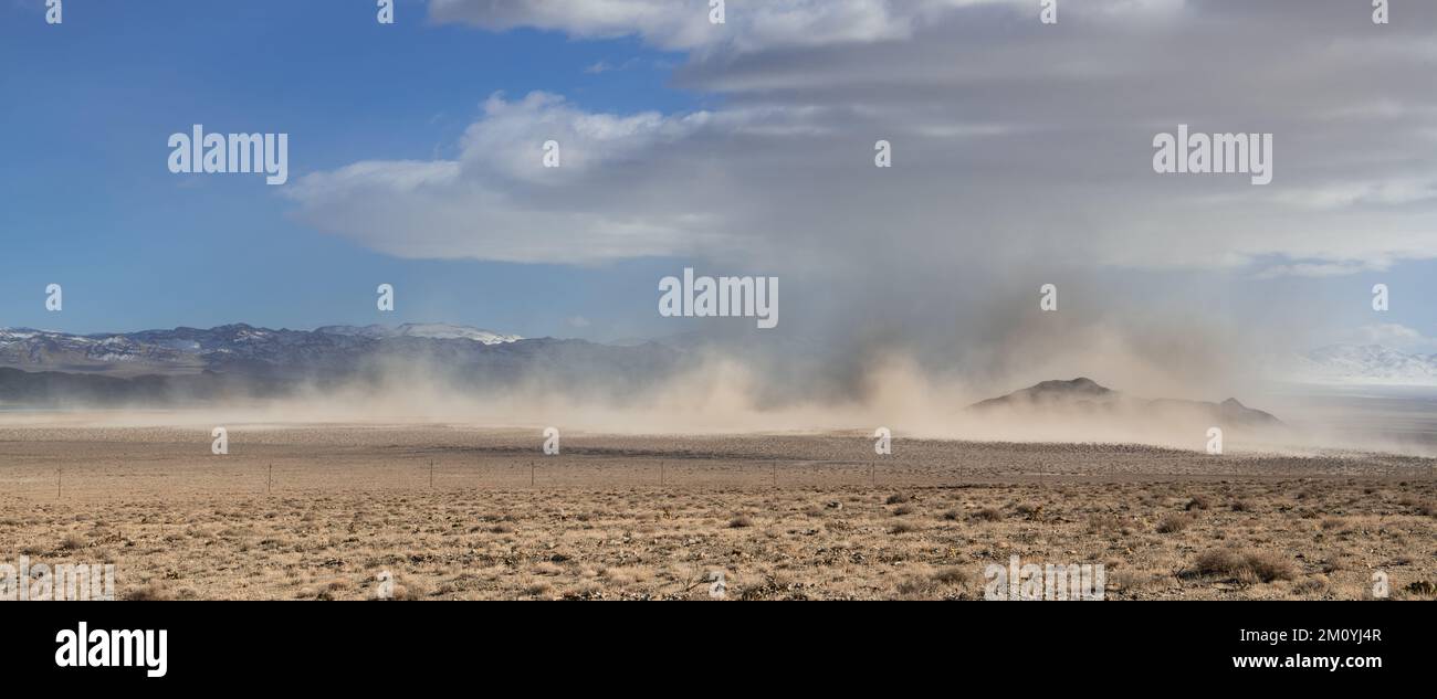 Panorama di una tempesta di polvere da un'operazione di estrazione del litio su un paesaggio desertico e montano in Nevada Foto Stock