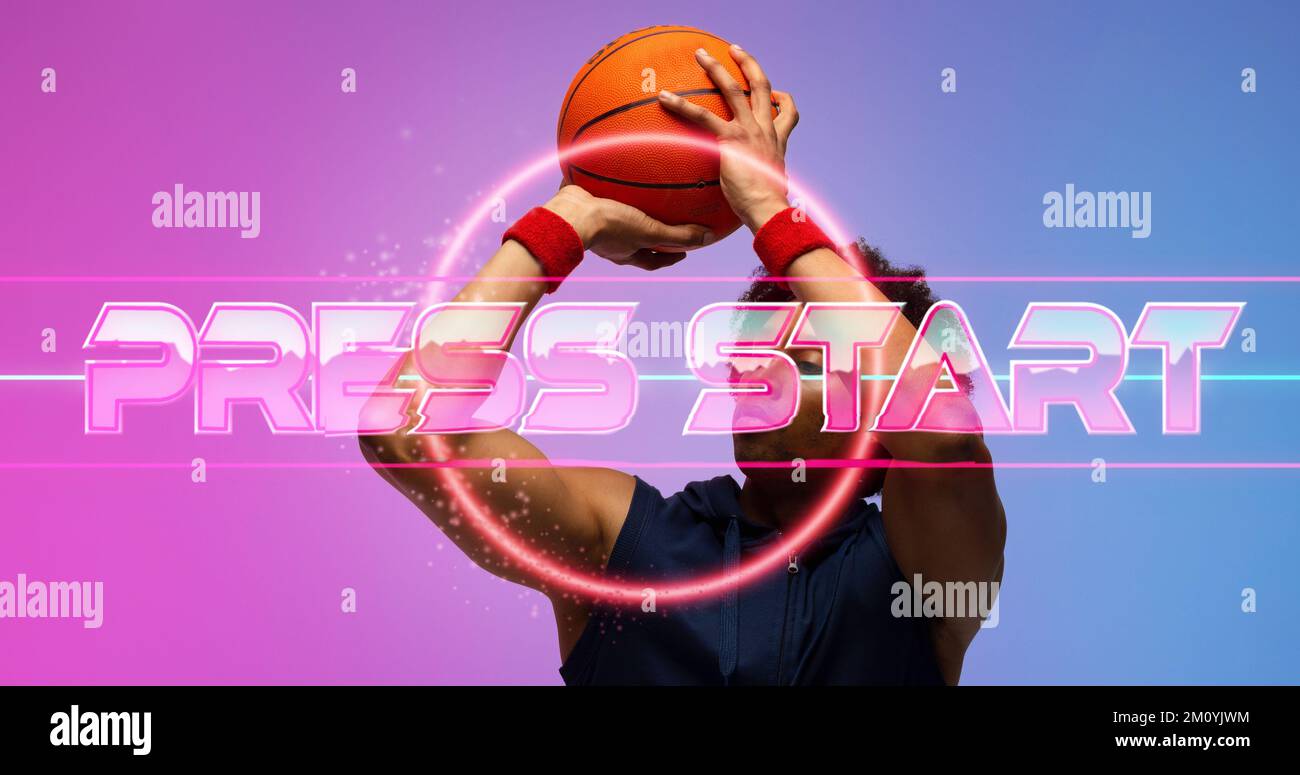 Composito di testo di inizio stampa con cerchio sopra biracial giocatore maschio che prende tiro con il basket. Copia spazio, inizio, pulsante, giocare, sport, c Foto Stock