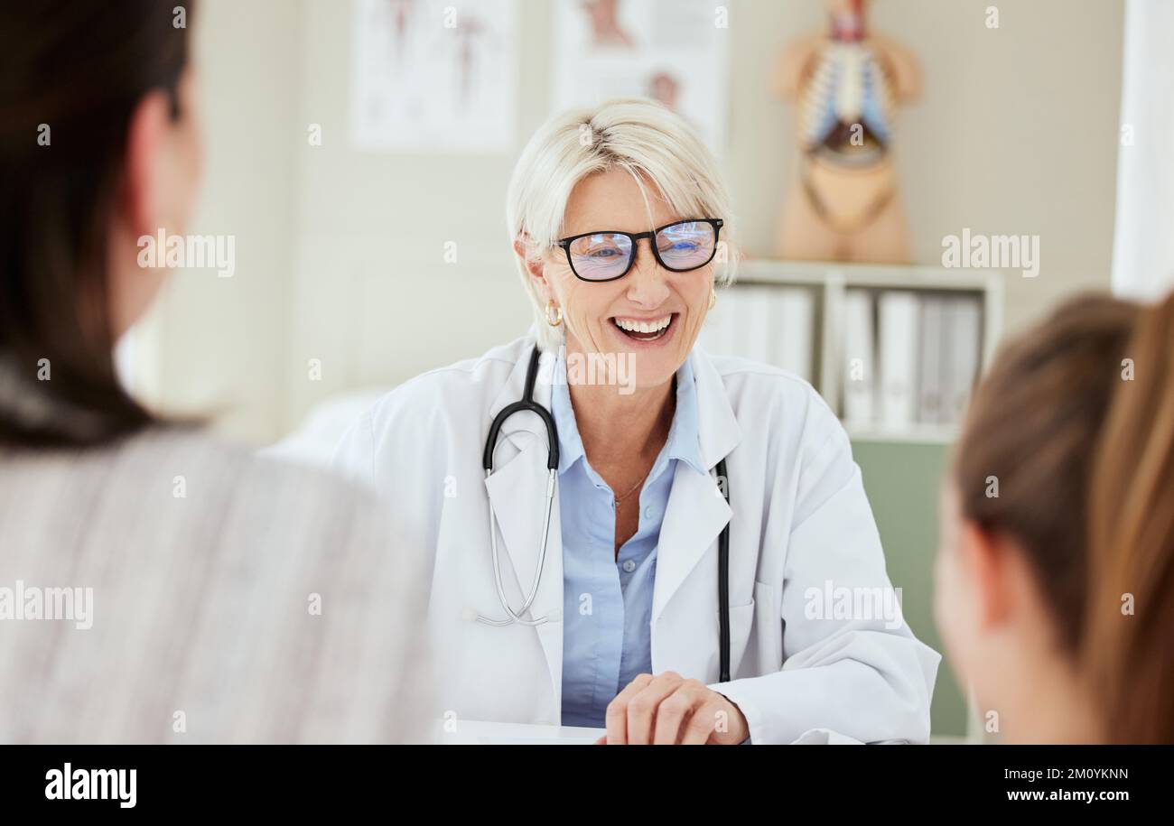 Malti trattarti con un sorriso. una dottoressa matura che parla con un paziente in ospedale. Foto Stock