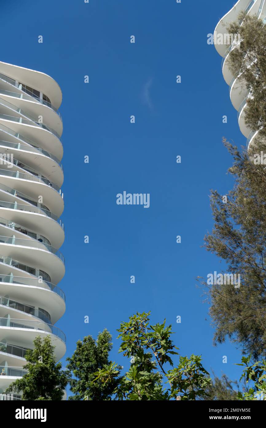 Moderno appartamento immobili in una giornata di sole con un cielo blu. Facciata di un moderno edificio di appartamenti Foto Stock