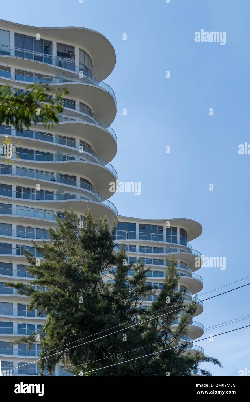 Moderno appartamento immobili in una giornata di sole con un cielo blu. Facciata di un moderno edificio di appartamenti Foto Stock