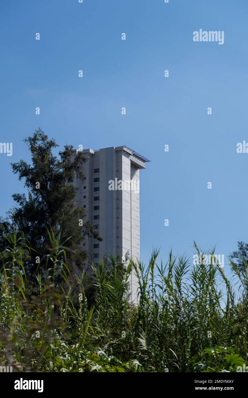 Moderno appartamento immobili in una giornata di sole con un cielo blu. Facciata di un moderno edificio di appartamenti Foto Stock