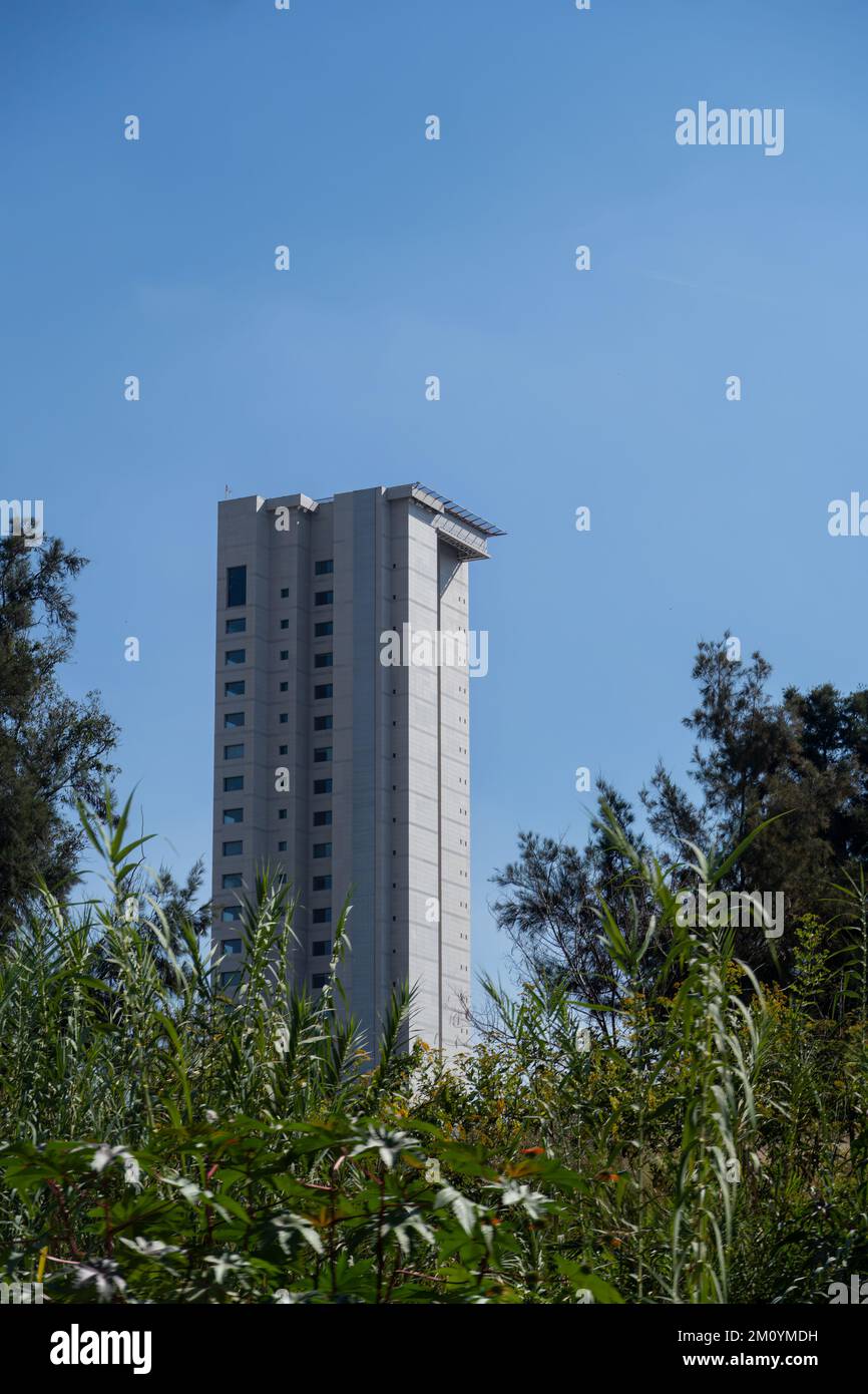 Moderno appartamento immobili in una giornata di sole con un cielo blu. Facciata di un moderno edificio di appartamenti Foto Stock