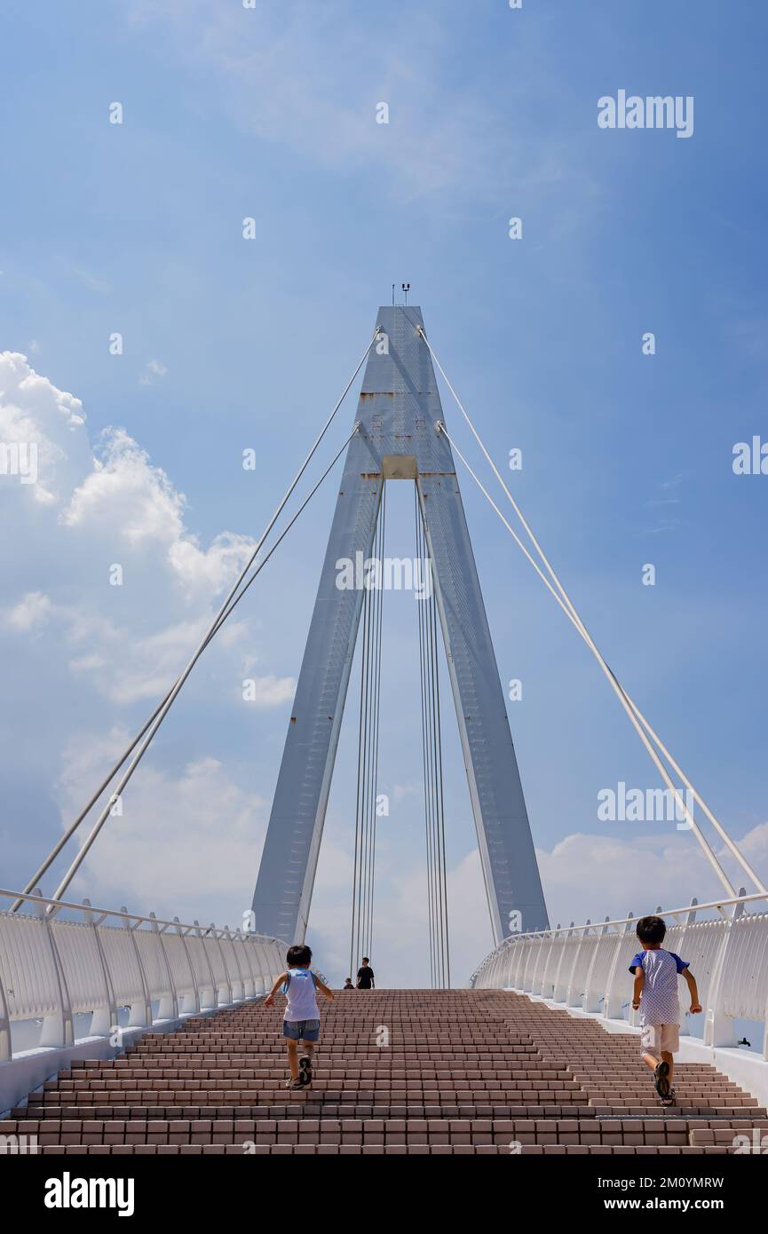 Vista soleggiata del Ponte dell'amante di Tamsui Fisherman's Wharf a Taiwan Foto Stock