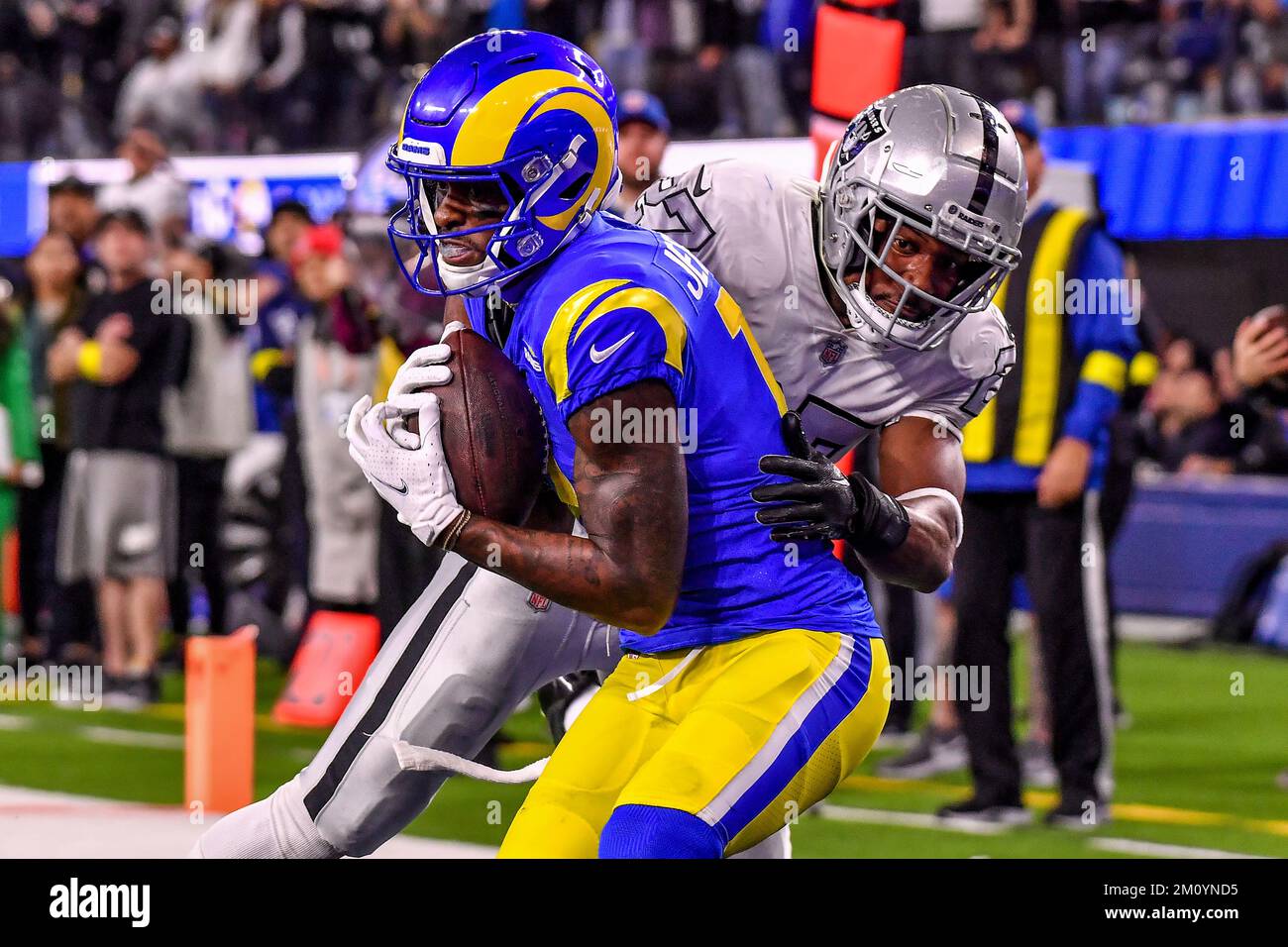 Inglewood, California. 8th Dec, 2022. Il ricevitore Van Jefferson #12 di Los Angeles Rams fa il fermo per il touchdown di Passi pure mentre il capocannone dei Raiders di Las Vegas Sam Webb #27 difende in azione nel quarto trimestre durante la partita di calcio di NFL contro i Raiders di Las Vegas.Mandatory Photo Credit: Louis Lopez/Cal Sport Media/Alamy Live News Foto Stock