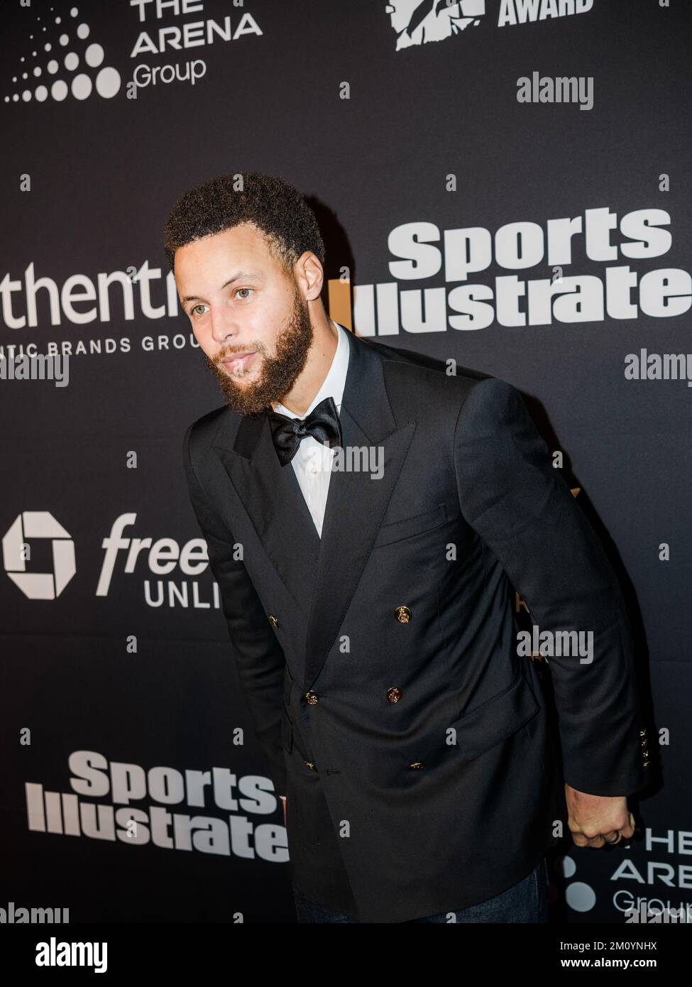 San Francisco, Stati Uniti. 08th Dec, 2022. Steph Curry cammina il tappeto rosso d'arrivo per gli Sports Illustrated Sportsperson of the Year Awards che si tengono presso la Regency Ballroom di San Francisco, California, il 8 dicembre 2022. (Foto di Skyler Greene/Sipa USA) Credit: Sipa USA/Alamy Live News Foto Stock