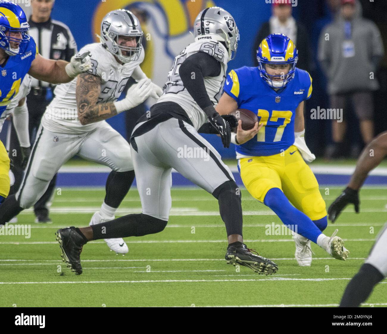 Inglewood, Stati Uniti. 08th Dec, 2022. Il quarterback dei Los Angeles Rams evita la corsa dei Las Vegas Raiders durante la seconda metà di una partita tra i Los Angeles Rams e i Las Vegas Raiders allo stadio SoFi di Inglewood, California, giovedì 8 dicembre 2022. Foto di Mike Goulding/UPI Credit: UPI/Alamy Live News Foto Stock