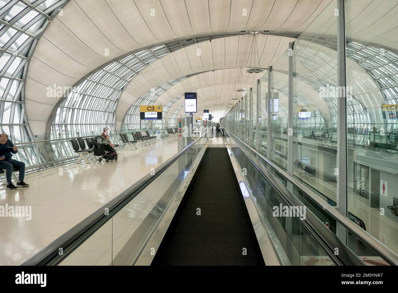 Bangkok, Thailandia - 21 luglio 2022. Un moderno atrio nel terminal internazionale dell'Aeroporto di Suvarnabhumi. Foto Stock