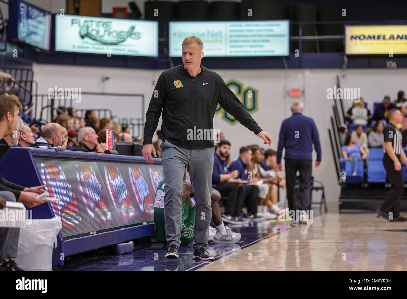 Edmond, Oklahoma, Stati Uniti. 08th Dec, 2022. Missouri Southern University Lions allenatore uomo Sam McMahon torna in panchina durante la partita di pallacanestro NCAA tra i Missouri Southern Lions e l'Università degli Oklahoma centrali Bronchos presso l'Hamilton Fieldhouse di Edmond, Oklahoma. Ron Lane/CSM/Alamy Live News Foto Stock