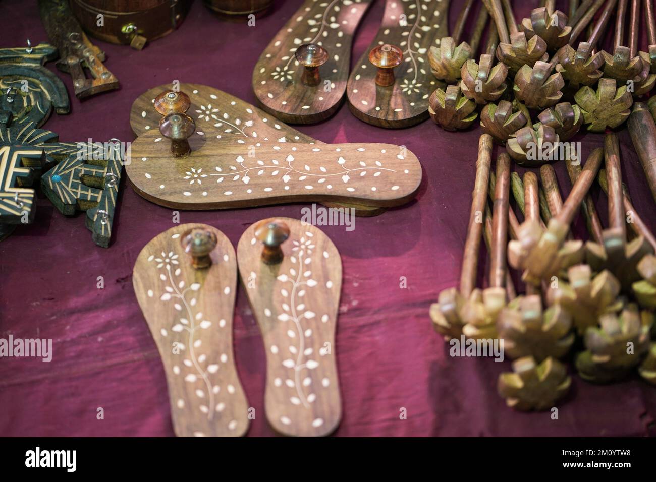 Artigianato Bazar pantofole in legno, legno artigianale Khadau / legno Slipper, Sandali in legno / Charan Paduka, Khadau adorazione legno Charan Paduka per il Santo pur Foto Stock