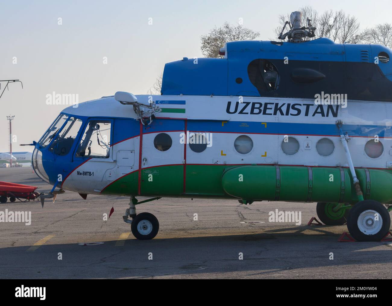 Uzbekistan Airways elicottero MIL mi-8. Uzbekistan Elicotteri MIL Mi8 registrato come UK17201. Mi-8MTB-1. Foto Stock
