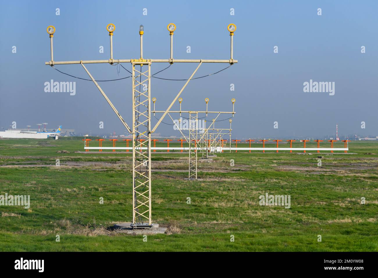 Le piste dell'aeroporto di Tashkent si avvicinano alle luci. Foto Stock