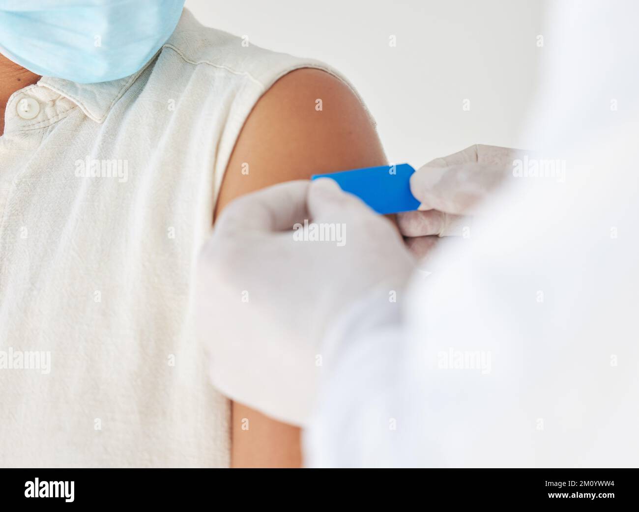 Proteggerlo dalle infezioni. una persona irriconoscibile che ottiene un bandaid sul loro braccio ad un controllo ad una clinica. Foto Stock