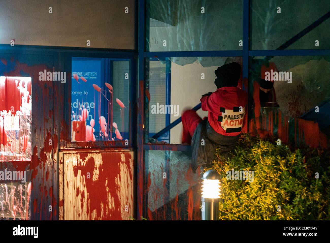 Presteigne, Galles, Regno Unito. 9 Dec, 2022. Membri della Palestina azione protesta a Teledyne Labtech Ltd a Presteigne, Galles, Regno Unito, dove dicono che sono prodotti componenti che sono utilizzati nella fabbricazione di armi usate da Israele. I manifestanti spruzzarono l'edificio con vernice rossa; distruggevano le andane; entravano nei locali; poi tentarono di distruggere le attrezzature per ufficio cantando slogan che chiedevano la fine dell'occupazione della Palestina da parte di Israele. Credit: Vladimir Morozov/Alamy Live News. Foto Stock