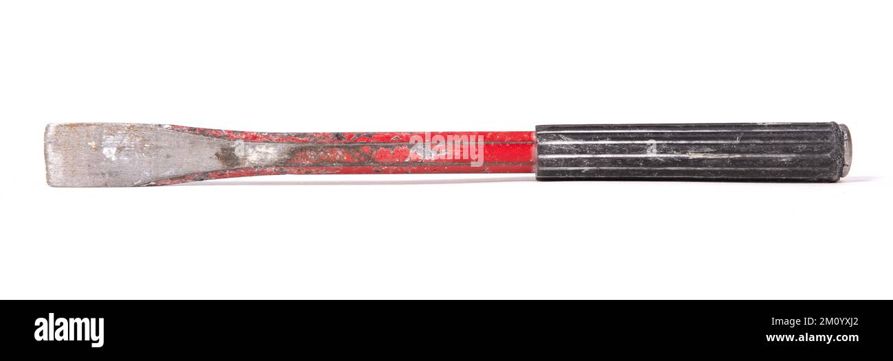 Vecchio scalpello grungo per lavori in pietra, isolato Foto Stock