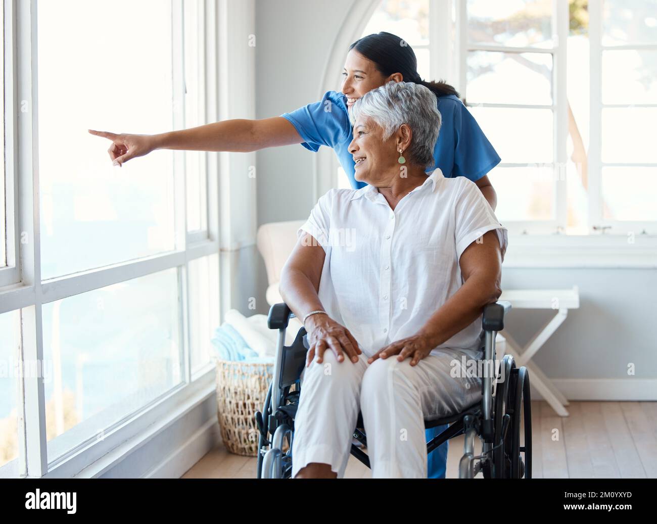 Lo vedete. Ritratto corto di una donna anziana attraente e la sua infermiera femminile nella casa di vecchiaia. Foto Stock